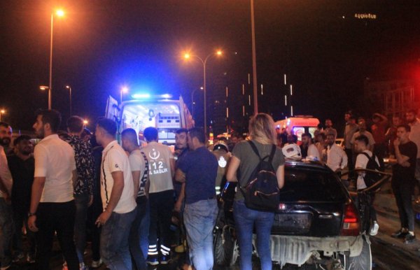 i Makas attı, önce bariyere sonra başka araca çarptı