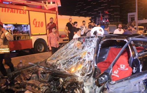 i Makas attı, önce bariyere sonra başka araca çarptı