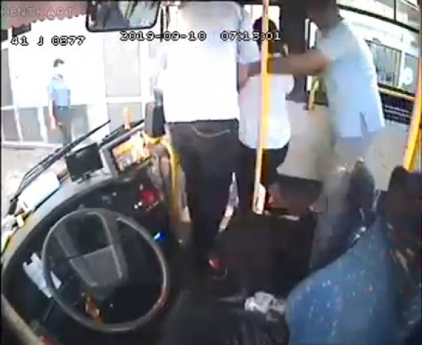 Halk otobüsü sürücüsü, hamile kadını hastaneye yetiştirdi