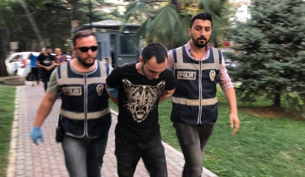 Çekirdek çitleyen arkadaşını vurdu