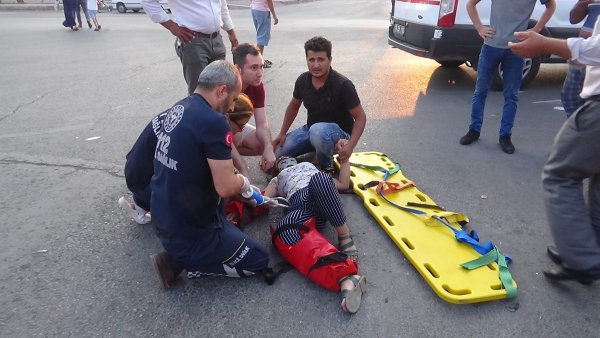 Kırmızı ışıkta geçip motosikletlere çarptı: 4 yaralı