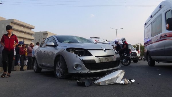 Kırmızı ışıkta geçip motosikletlere çarptı: 4 yaralı