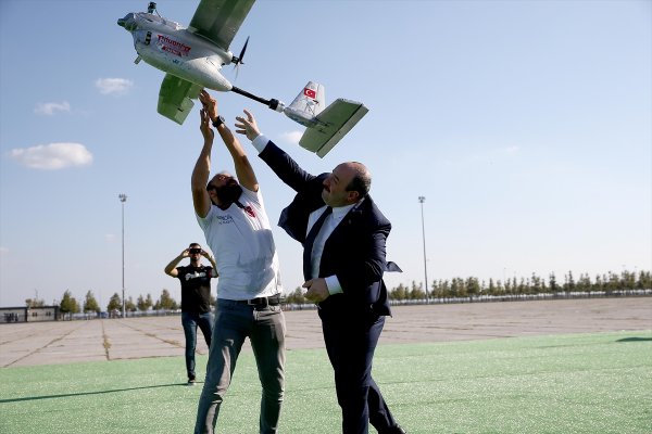 a Bakan Mustafa Varank İHA uçurdu