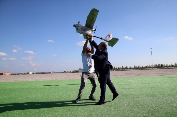 a Bakan Mustafa Varank İHA uçurdu