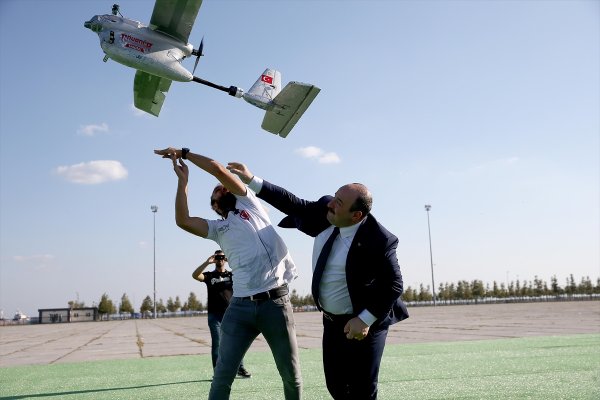 a Bakan Mustafa Varank İHA uçurdu