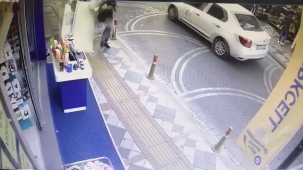 Bartın'da anne ve kızın üstüne dış cephe kaplaması düştü