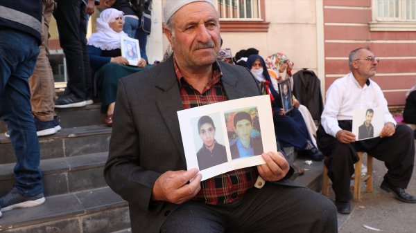 a Diyarbakır'da oturma eylemine İranlı aileler katıldı