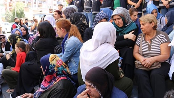 HDP binası önündeki eylemde bir tutuklama