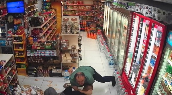 Marketten para çalan hırsız sert kayaya çarptı