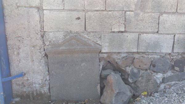 Gaziantepli adam tarihi mezar taşından duvar yaptı