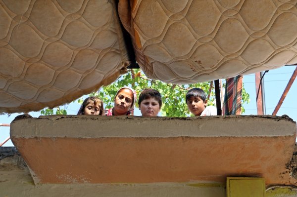 Antalyalı aile yılan korkusundan evine giremiyor