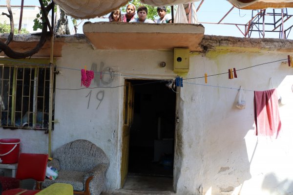 Antalyalı aile yılan korkusundan evine giremiyor