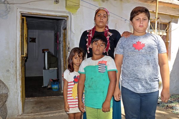 Antalyalı aile yılan korkusundan evine giremiyor