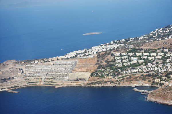 a Sahillerde belgeleri iptal edilen kaçak yapılar