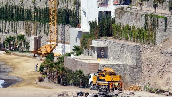 a Sahillerde belgeleri iptal edilen kaçak yapılar