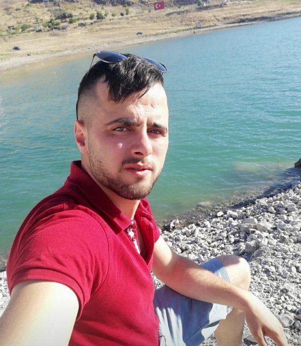 Sokak ortasında bir genç bıçaklanarak öldürüldü