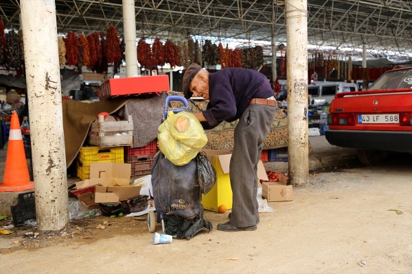 a 90 yaşında, hayvanlar için her gün 2 kilometre yürüyor