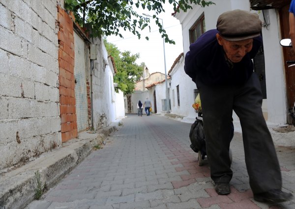 a 90 yaşında, hayvanlar için her gün 2 kilometre yürüyor