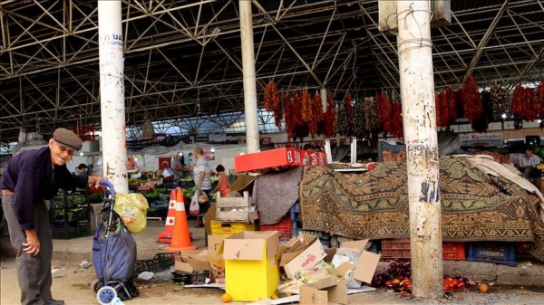 a 90 yaşında, hayvanlar için her gün 2 kilometre yürüyor