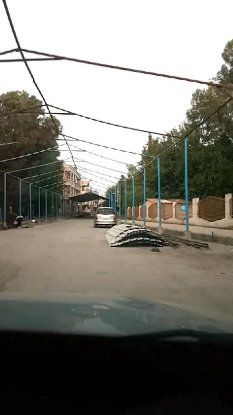 YPG'li teröristler caddeleri sacla kaplamaya başladı