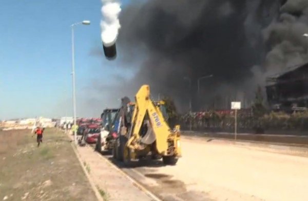 Tuzla'da yanan fabrikada patlama meydana geldi