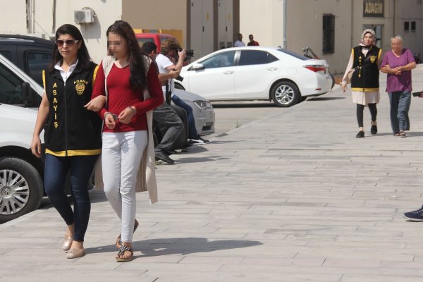 i Kuyumcudan yüzük çalan hırsızlar yakalandı