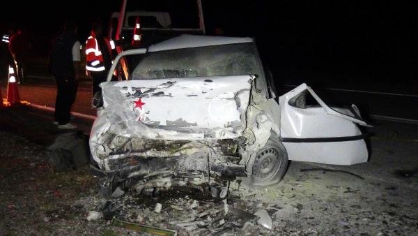 d Otomobiller kafa kafaya çarpıştı: 3 ölü, 2 yaralı