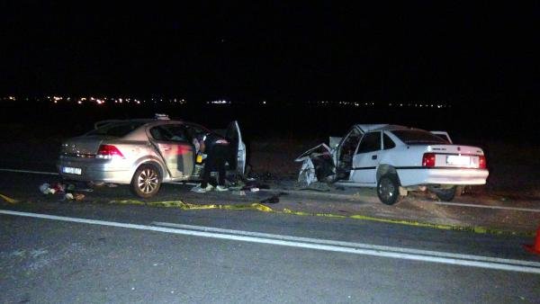 d Otomobiller kafa kafaya çarpıştı: 3 ölü, 2 yaralı