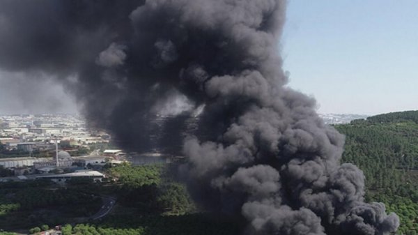 Tuzla'daki yangın yağmurla tehlikeli olmayacak