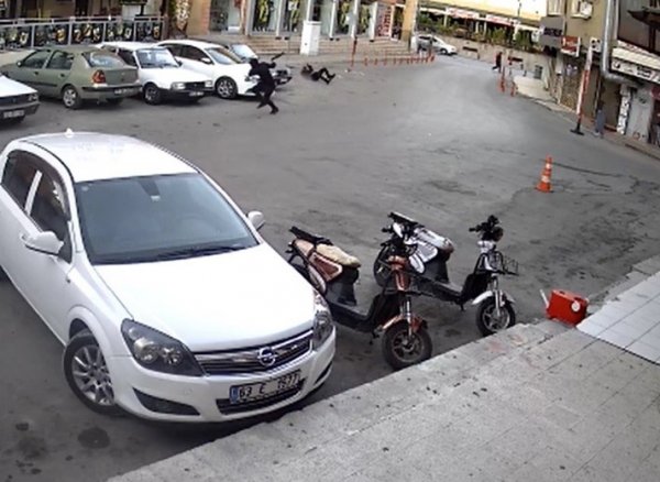 i Maskeli saldırgan sokak ortasında bir kişiyi vurdu