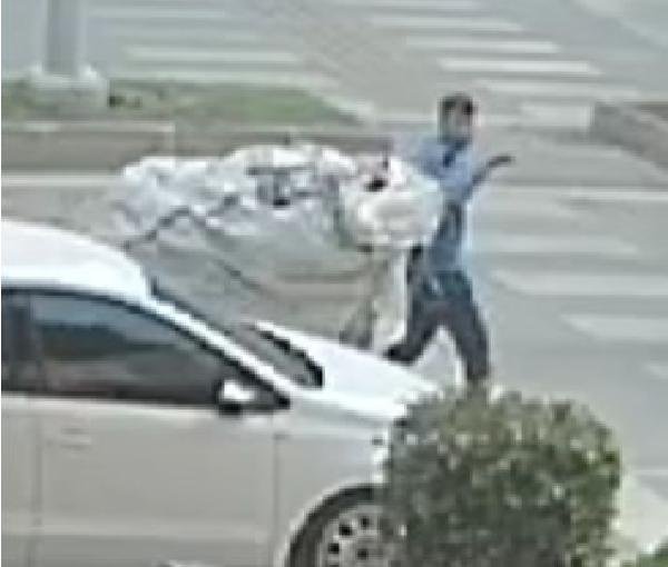 Kağıt toplayıcı kılığındaki hırsız yakayı ele verdi