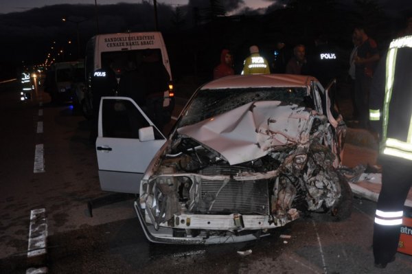 i Otomobil ata çarptı: 1 ölü, 2 yaralı