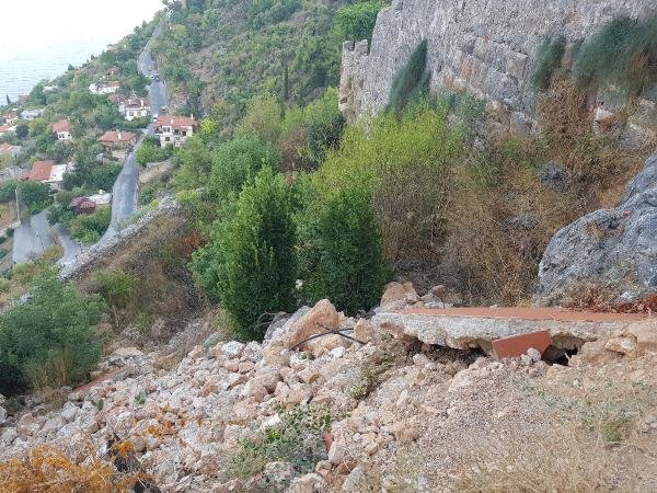 d Pencere ve korkuluk Alanya Kalesi'nde surları yıktı