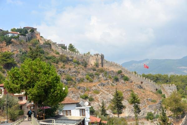 d Pencere ve korkuluk Alanya Kalesi'nde surları yıktı