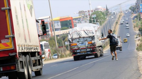 r 2 bin dolar ve otostopla 27 ülke gezdi