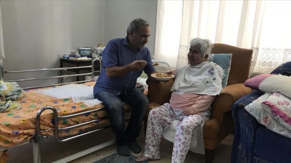 Vefakar koca, yatalak eşine çocuğu gibi bakıyor