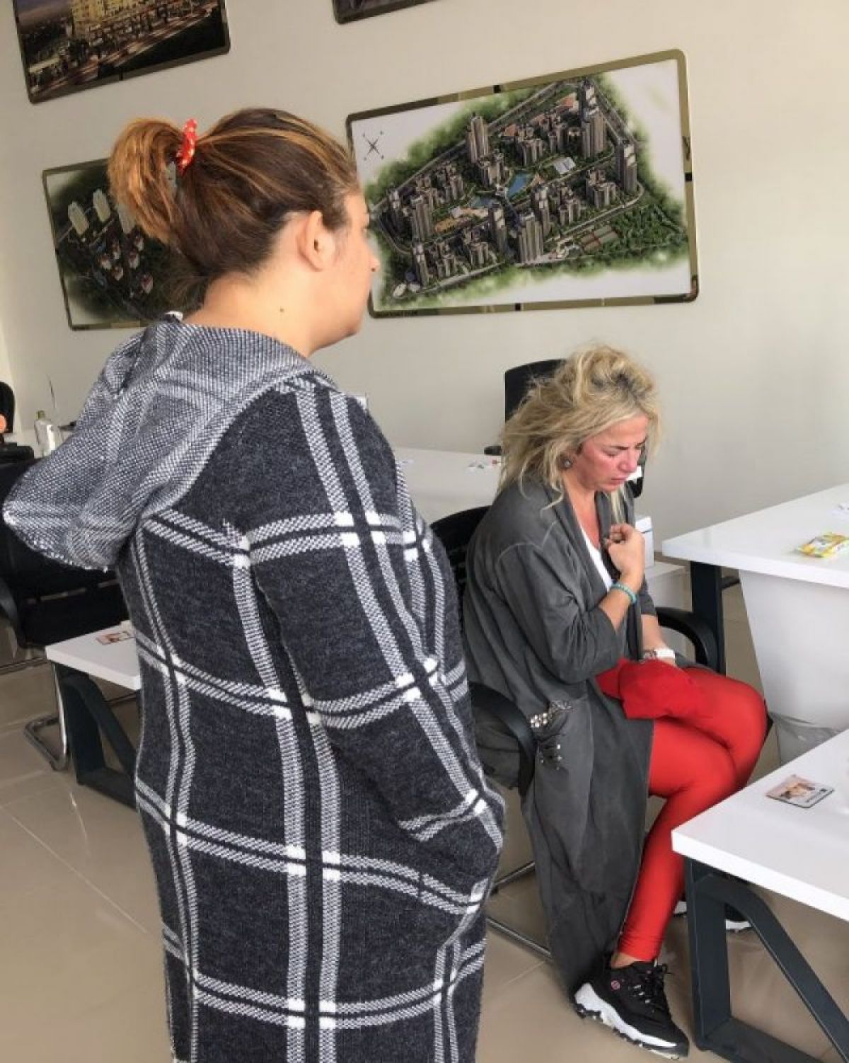 Erkek arkadaşı aracın içindeki genç kadını dövdü