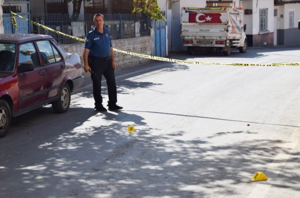 i Mahalle muhtarı tartışma sırasında silahına sarıldı