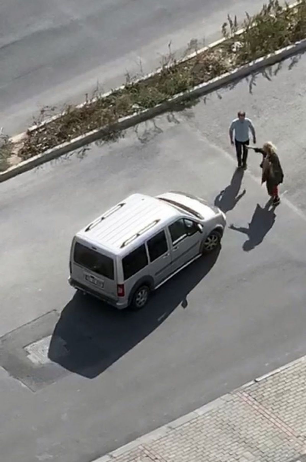 Erkek arkadaşı aracın içindeki genç kadını dövdü