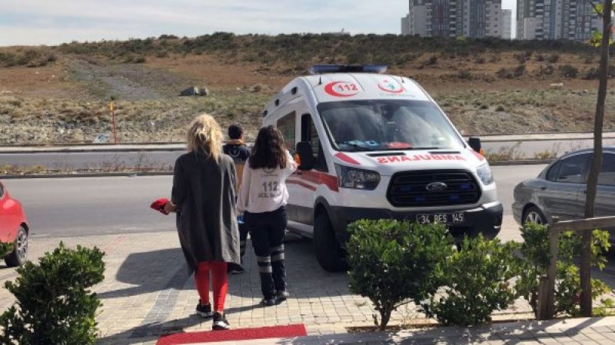 Erkek arkadaşı aracın içindeki genç kadını dövdü