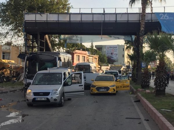 i Adana'da polis aracına bombalı saldırı