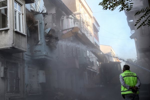 a Balat'ta hasar gören 3 bina kontrollü bir şekilde yıkıldı