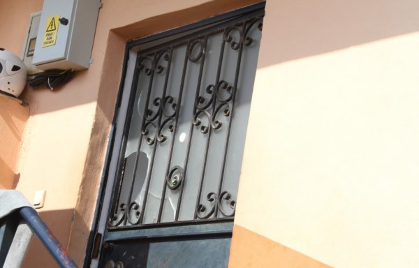 i Babasının evinde olan eşini 14 yerinden bıçakladı