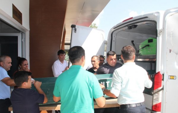 i Babasının evinde olan eşini 14 yerinden bıçakladı