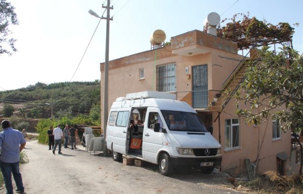 i Babasının evinde olan eşini 14 yerinden bıçakladı