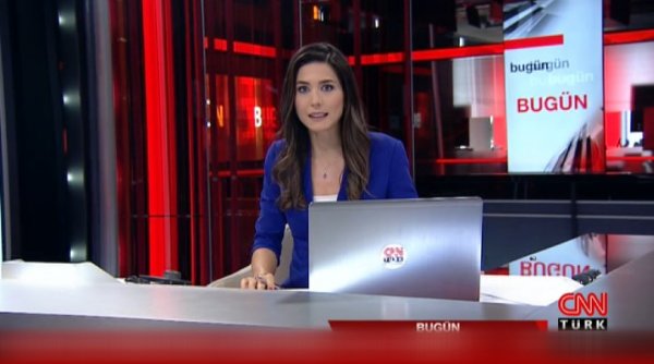 Kadın spikerler deprem anında canlı yayındaydı