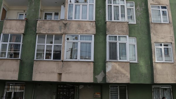 a Esenyurt'ta depremden hasar gören bina boşaltıldı