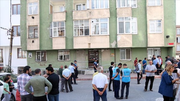 a Esenyurt'ta depremden hasar gören bina boşaltıldı