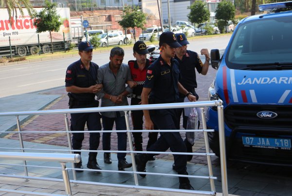 i Eşini öldüren zanlı adliyeye kanlı gömleğiyle geldi