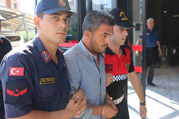 i Eşini öldüren zanlı adliyeye kanlı gömleğiyle geldi